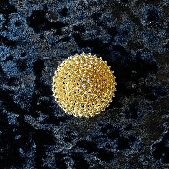 Vintage Coro Signed Mid-Century Gold Tone Dimensional Dome Brooch (c. 1955-1965) - Picture 3 of 6